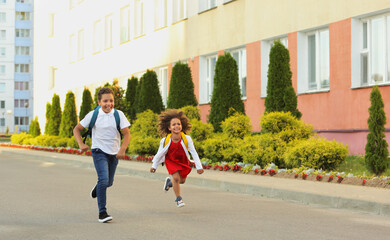 Children are impatiently rushing to school. The children are going back to school.