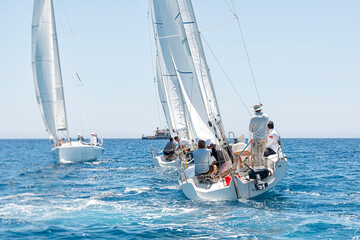 Sailing crew on sailboat during regatta - obrazy, fototapety, plakaty
