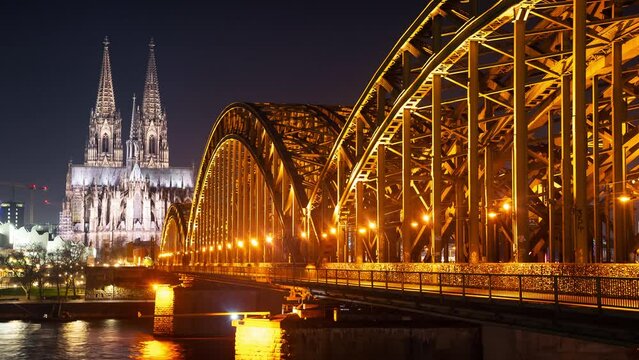 Hohenzollernbruecke mit Koelner Dom Zeitraffer - Jib nach unten