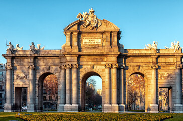 Obraz premium Puerta de Alcalá en la Plaza de la Independencia, Madrid, España