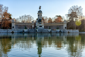 Fototapeta na wymiar Monumento a Alfonso XII en el Parque del Buen Retiro, Madrid, España 