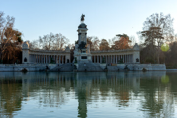 Fototapeta na wymiar Monumento a Alfonso XII en el Parque del Buen Retiro, Madrid, España