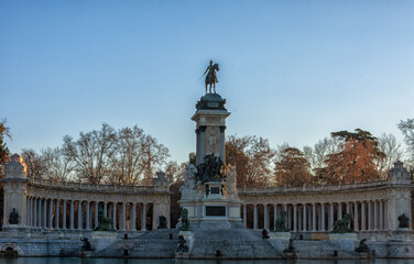 Fototapeta premium Monumento a Alfonso XII en el Parque del Buen Retiro, Madrid, España 