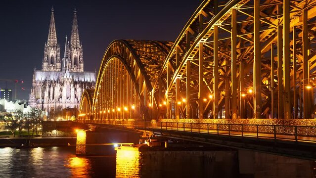 Hohenzollernbruecke mit Koelner Dom Zeitraffer - Jib nach oben