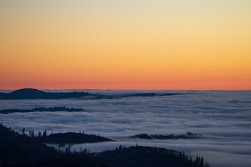 Fototapeta na wymiar sunset in the mountains with a sea of fog
