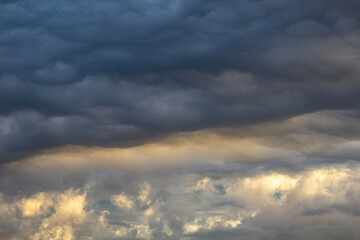 Obraz premium dramatic storm clouds at sunset 