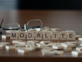 modalité mot ou concept représenté par des carreaux de lettres en bois sur une table en bois...