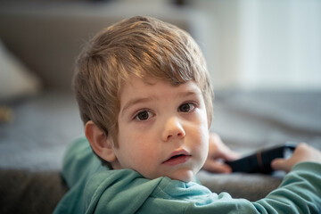 Niño bebé jugando y mirando a la cámara