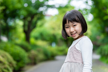 公園を散歩する女の子