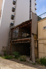 解体途中の壁が剝がされた住居