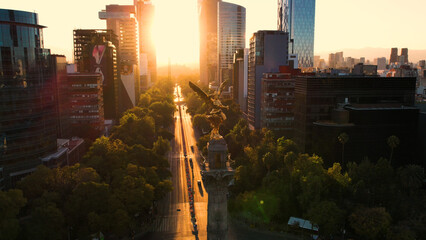 el angel de la independencia en el atardecer con dron 