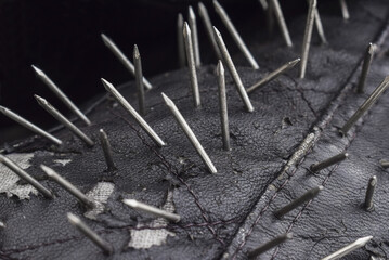 Clavos en una chaqueta de cuero desgastado