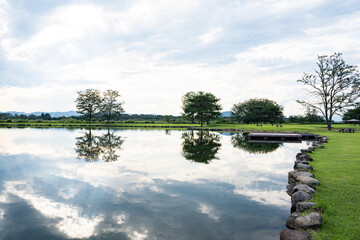 池のある公園の静かな休日の景色