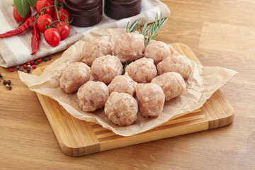 Raw chicken meatballs for cooking