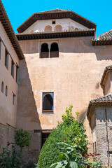 Fototapeta na wymiar Fachada exterior y arquitectura árabe en los palacios nazarís de la Alhambra de Granada, España