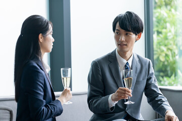 グラスを持ち話す男女