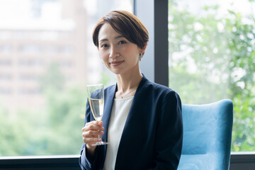 カメラ目線のグラスを持つ日本人女性