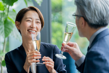 乾杯する日本人男女