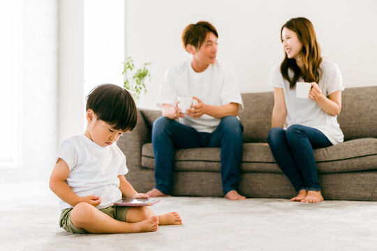 家で子供にスマホを自由に使わせる日本人夫婦
