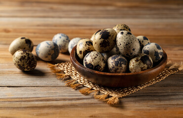 Obraz premium Many quail eggs placed against a wooden background.