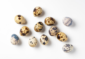 Obraz premium Quail eggs placed on a white background