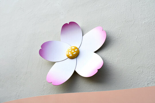 꽃 모양의 입체물이 벽에 붙어 있다.
