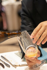 飲み物素材　結婚式でビールを注ぐ