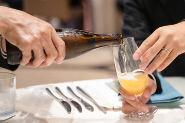 飲み物素材　結婚式でビールを注ぐ