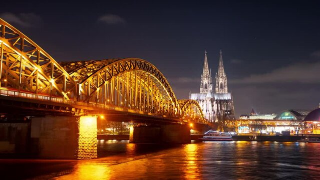 Hohenzollernbruecke mit Koelner Dom Zeitraffer 2 - Zoom Out