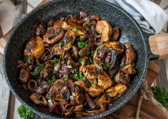 Low carb pan dish with chicken breast, mushrooms, red onioons, garlic and herbs