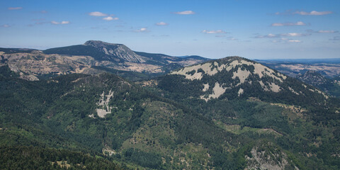 La montagne ardéchoise lors d'un été de sécheresse avec le suc de Sara et le mont Mézenc