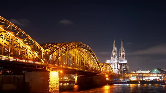 Hohenzollernbruecke mit Koelner Dom Zeitraffer 2 - 3