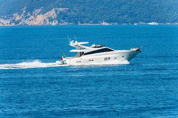 Draagtas White luxury yacht or speedboat in motion on Mediterranean sea in front of the Palmaria island, Porto Venere or Portovenere, Gulf of La Spezia, La Spezia, Liguria, Italy, Europe. © Alberto Masnovo