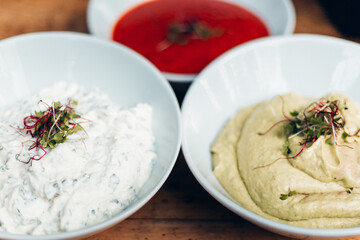 Dreierlei Dips für den Grillabend im Sommer. Angerichtet in drei weißen, schlichten Schüsseln 