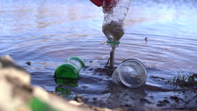 Water and environmental pollution.
The glass and plastic bottles in the lake are collected by environmentalist human hands.
