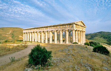 Fototapeta na wymiar Segesta, Sicily, Italy. The Doric Greek Hellenic temple at Segesta founded by Aeneas Elymian. Dates from 426 BC
