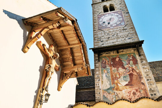 The Church of San Pancrazio beside the Mediaeval walled town of Stadt Glurns, Glorenza. Val Venosta, Italian Alps, Italy