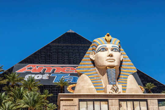 Las Vegas Luxor hotel editorial stock photo. Image of night - 65436673