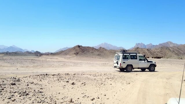 Driving jeeps in the desert, traditional entertainment for tourists in Egypt