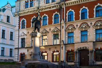 Fototapeta na wymiar Monument to Thorgils Knutsson. Square of the old town hall. old streets of the historic city. house windows.
