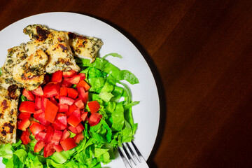Tomato and lettuce salad with grilled chicken