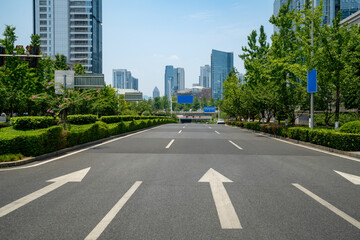 Obraz premium The expressway and the modern city skyline are in Chongqing, China.