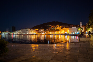 Split Hafen bei Nacht