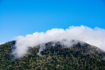 晴れた秋の日の山にかかる雲
