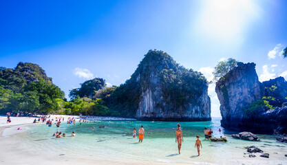 Fototapeta na wymiar Happy tourists on the white sand beach. And enjoy diving at Hong Island, Krabi, Thailand.