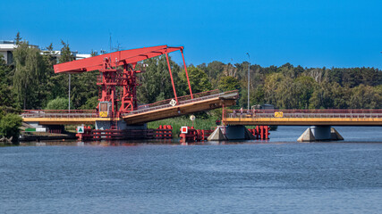 Fluß mit Hebebrücke beim öffnen 