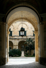 Obraz premium Archway to courtyard of Grandmasters Palace, Valletta, Malta