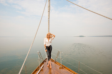 Naklejka premium girl posing on a yacht.portrait of a sporty girl on a yacht