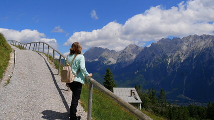 Fototapeta na wymiar Wanderin blickt am Kranzberg auf das Karwendelgebirge