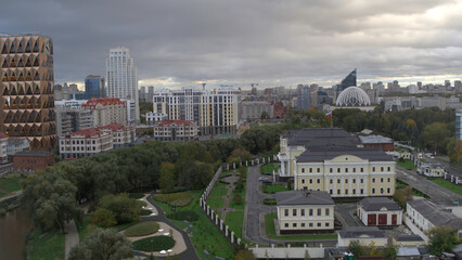 Fototapeta na wymiar The view from the drone.Beautiful Yekaterinburg.Stock footage.Gray City, the largest of the Urals, filmed in the center of the city with all the high-rises and the long Iset River is visible.